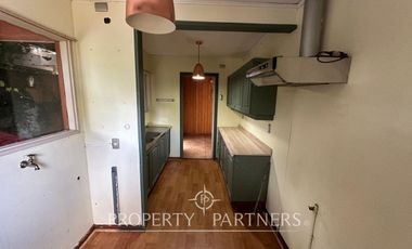 Casa en sector residencial de Isla Teja con amplia cabaña de dos pisos