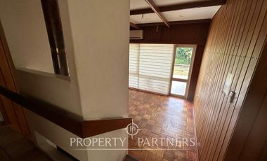 Casa en sector residencial de Isla Teja con amplia cabaña de dos pisos