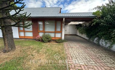 Casa en sector residencial de Isla Teja con amplia cabaña de dos pisos