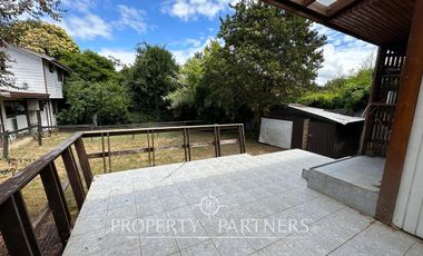 Casa en sector residencial de Isla Teja con amplia cabaña de dos pisos