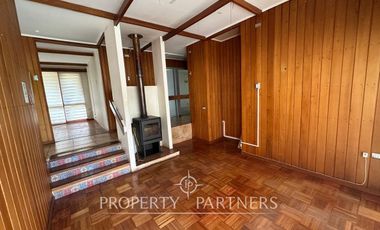 Casa en sector residencial de Isla Teja con amplia cabaña de dos pisos