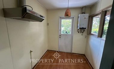 Casa en sector residencial de Isla Teja con amplia cabaña de dos pisos