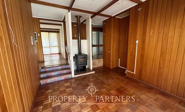 Casa en sector residencial de Isla Teja con amplia cabaña de dos pisos