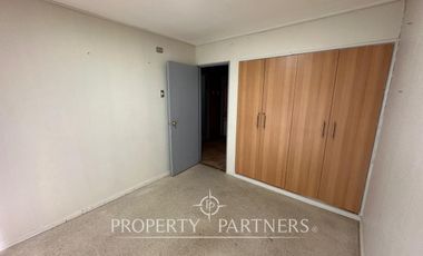 Casa en sector residencial de Isla Teja con amplia cabaña de dos pisos