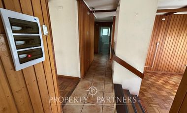 Casa en sector residencial de Isla Teja con amplia cabaña de dos pisos