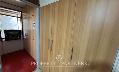 Casa en sector residencial de Isla Teja con amplia cabaña de dos pisos