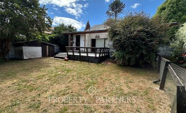 Casa en sector residencial de Isla Teja con amplia cabaña de dos pisos