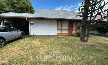 Casa en sector residencial de Isla Teja con amplia cabaña de dos pisos