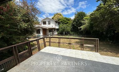 Casa en sector residencial de Isla Teja con amplia cabaña de dos pisos