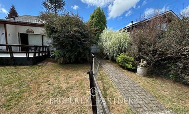 Casa en sector residencial de Isla Teja con amplia cabaña de dos pisos