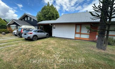 Casa en sector residencial de Isla Teja con amplia cabaña de dos pisos