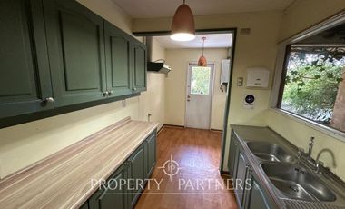 Casa en sector residencial de Isla Teja con amplia cabaña de dos pisos