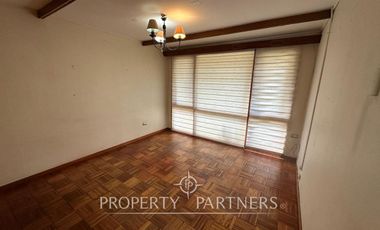 Casa en sector residencial de Isla Teja con amplia cabaña de dos pisos