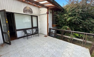 Casa en sector residencial de Isla Teja con amplia cabaña de dos pisos