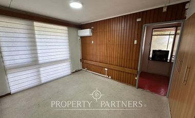 Casa en sector residencial de Isla Teja con amplia cabaña de dos pisos