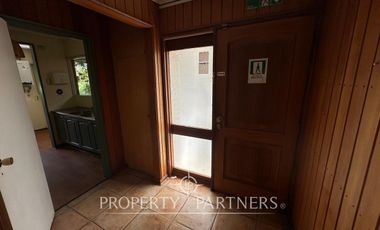 Casa en sector residencial de Isla Teja con amplia cabaña de dos pisos