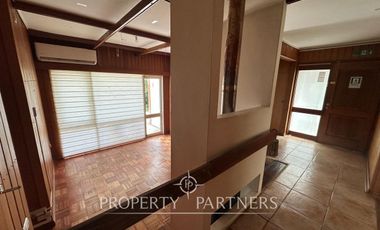 Casa en sector residencial de Isla Teja con amplia cabaña de dos pisos