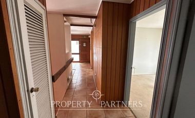 Casa en sector residencial de Isla Teja con amplia cabaña de dos pisos