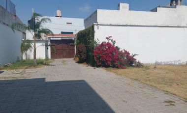 En venta terreno con edificio en San Andrés Cholula, Puebla.