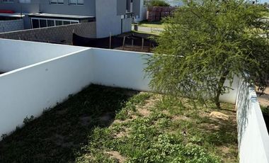 Casa en  venta tres dormitorios, Solares de Manantiales a estrenar
