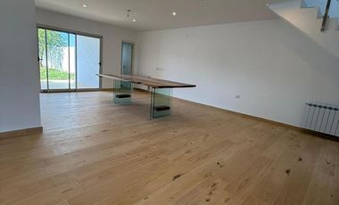 Casa en  venta tres dormitorios, Solares de Manantiales a estrenar