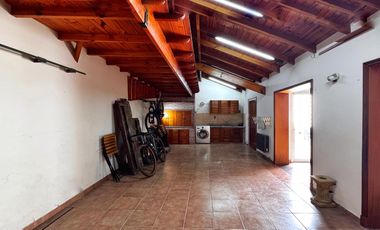 Venta de casa 4 ambientes con parque - Barrio La Florida