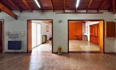 Venta de casa 4 ambientes con parque - Barrio La Florida