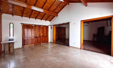 Venta de casa 4 ambientes con parque - Barrio La Florida