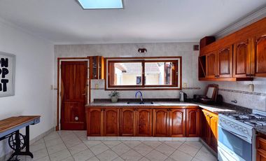 Venta de casa 4 ambientes con parque - Barrio La Florida