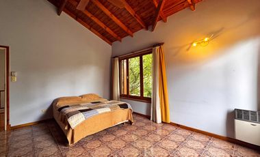 Venta de casa 4 ambientes con parque - Barrio La Florida