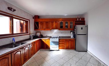 Venta de casa 4 ambientes con parque - Barrio La Florida