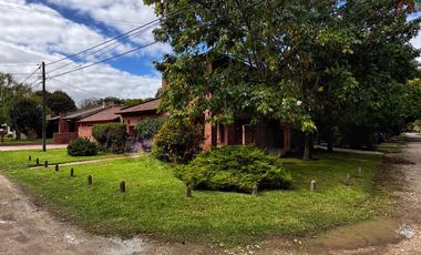 Venta de casa 4 ambientes con parque - Barrio La Florida