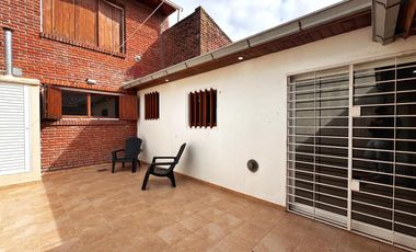 Venta de casa 4 ambientes con parque - Barrio La Florida