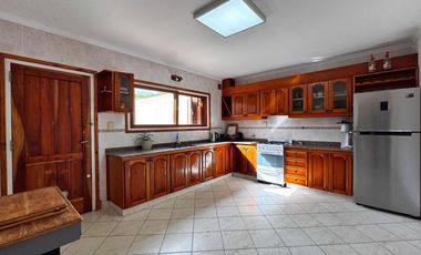 Venta de casa 4 ambientes con parque - Barrio La Florida