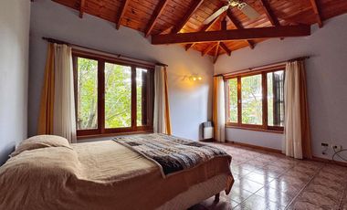 Venta de casa 4 ambientes con parque - Barrio La Florida
