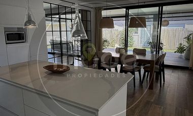 Calle Los Laureles e/ Los Tilos y La Alameda - Casa 4 ambientes en Santa Teresita