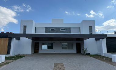 Casa en  venta tres dormitorios, Solares de Manantiales a estrenar