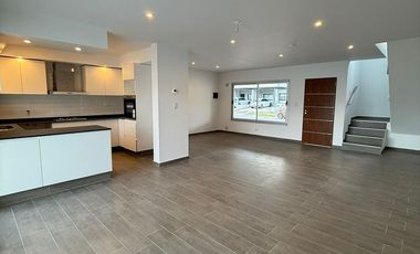 Casa en  venta tres dormitorios, Solares de Manantiales a estrenar
