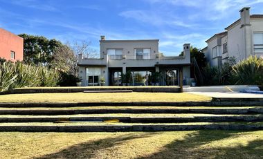 Casa al Lago  en Venta/Alquiler  en Santa Barbara!