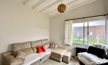 Casa en alquiler. La Arbolada, Merlo.