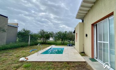 Casa en alquiler. La Arbolada, Merlo.