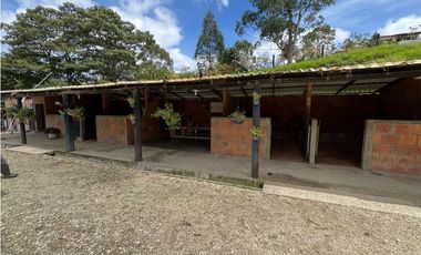 Hermosa finca caballista en el retiro en unidad cerrada