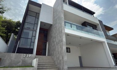 CASA EN VENTA CARRETERA NACIONAL CAROLCO