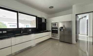 CASA EN VENTA CARRETERA NACIONAL CAROLCO