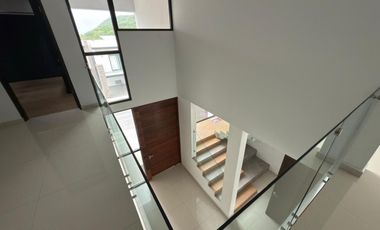 CASA EN VENTA CARRETERA NACIONAL CAROLCO