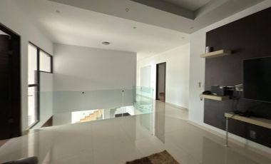 CASA EN VENTA CARRETERA NACIONAL CAROLCO