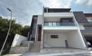 CASA EN VENTA CARRETERA NACIONAL CAROLCO