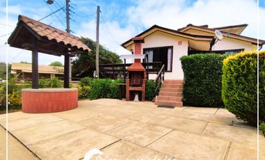 Casa esquina y cabaña, a un paso del Parque El Canelo