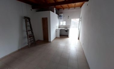 Departamento monoambiente en alquiler, J. Balbín 795, Villa Udaondo, Ituzaingó. Excelente oportunidad.