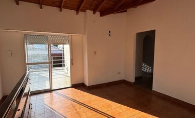 Casa 4 ambientes al frente con cochera cubierta, patio y balcón/terraza. Excelente estado, Villa luzuriaga